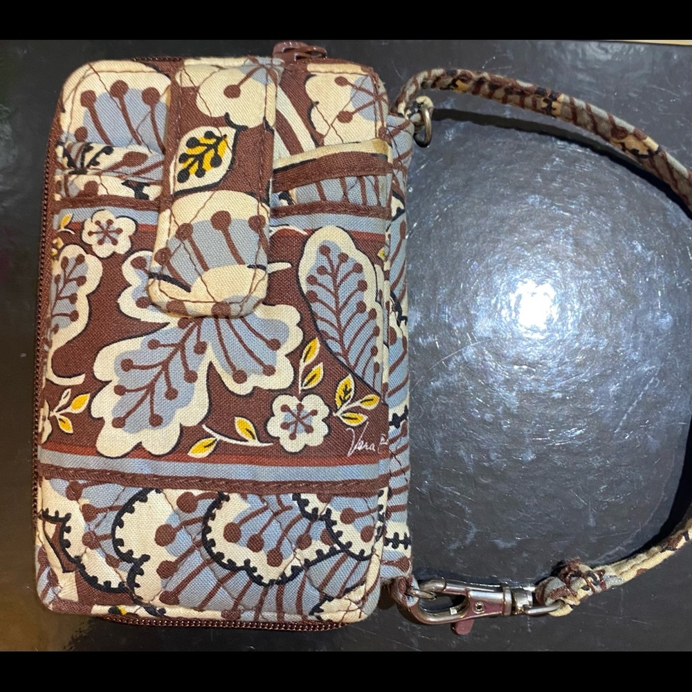 Vera Bradley Wrislet w outside pocket